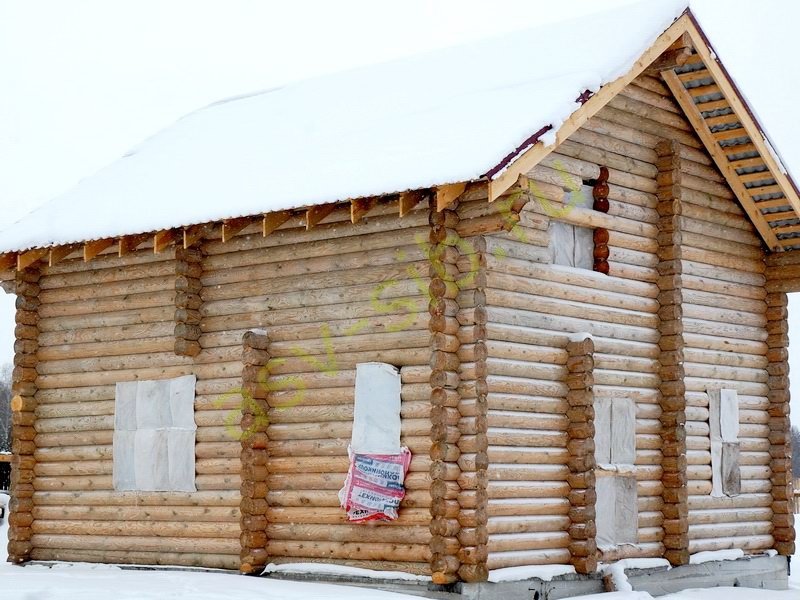 Индивидуальный жилой дом из бревна с мансардной крышей.